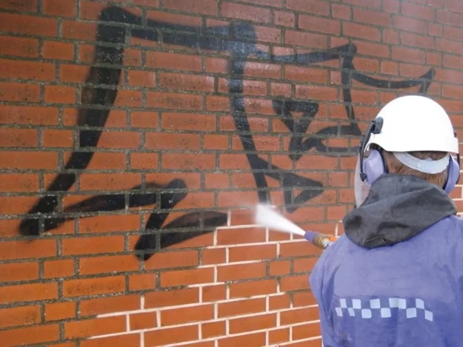 Graffiti von Fassade entfernen