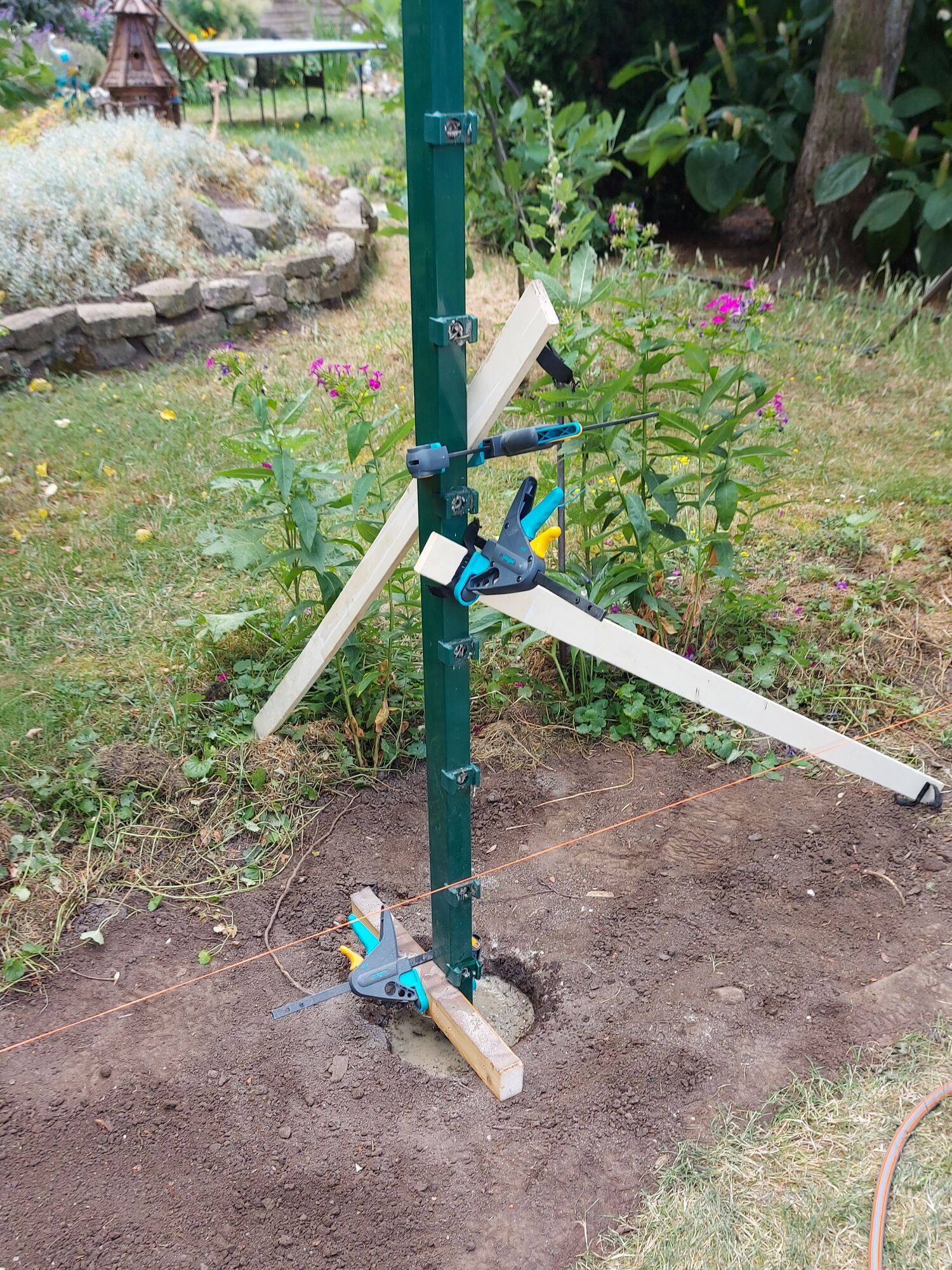 Gartenbau: Setzen eines Zaunpfahls